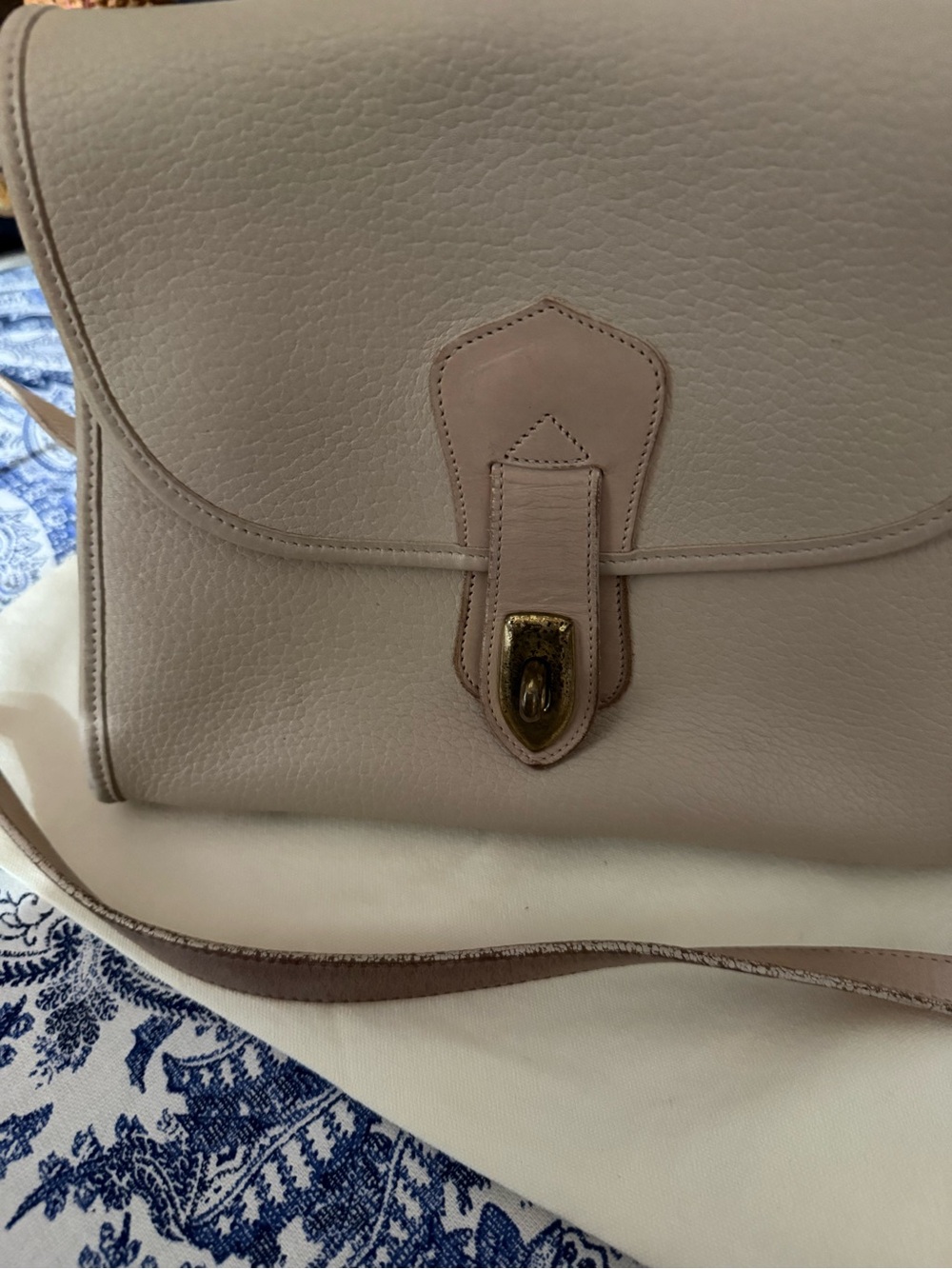 Rare Bone Dooney & Bourke Two-Tone Cream and Blush Leather Shoulder Bag - Picture 8 of 8